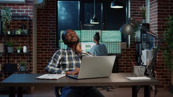 Financial Analyst Suffering From Back Pain and Working at Night alt