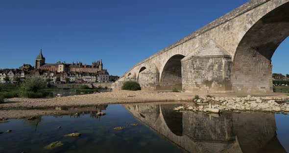 Gien, Loiret department, France. Low water level in the Loire river during a dryness season. alt