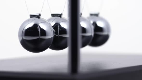 Slow Motion Newtons Cradle alt