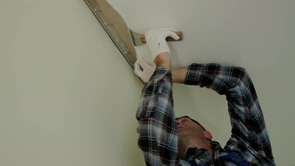 Workers Stretch the Stretch Ceiling in the Room alt