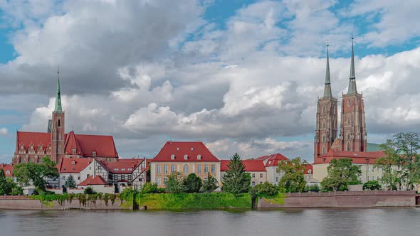  Time Lapse of Cathedral Baptist in Wroclaw alt