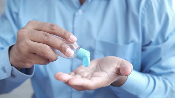 Using Sanitizer Liquid for Preventing Corona Virus alt