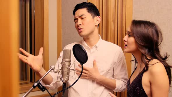 Singers performing in studio alt