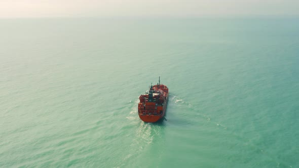 LPG Tanker in the Sea alt