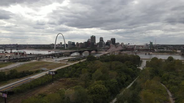 4k drone video of St. Louis, Missouri skyline. alt