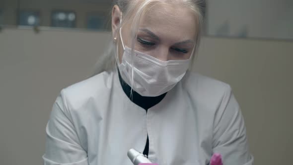 Experienced Beauty Salon Worker Colours Eyebrow in Black alt