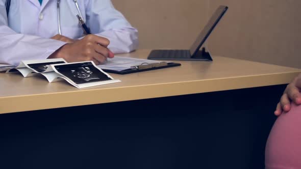 Pregnant Woman and Gynecologist Doctor at Hospital alt