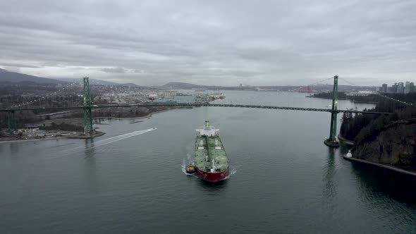 Barge and pilot boat sailing on Burrard Inlet fjord under Lions Gate Bridge, Vancouver in Canada. Ae alt