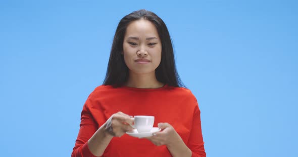 Young Woman Drinking Coffee alt