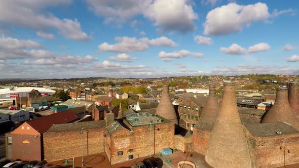 Aerial footage, view of the famous bottle kilns at Gladstone Pottery Museum in Stoke on Trent, Potte alt