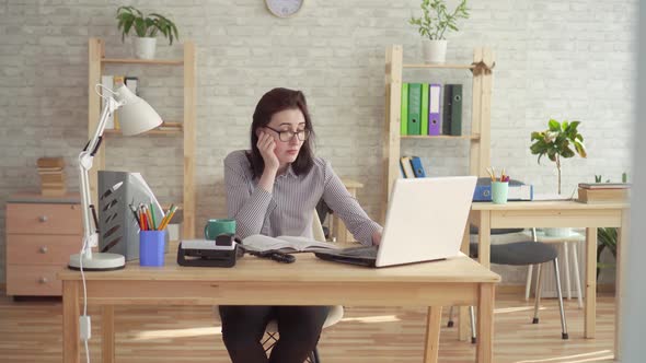 Falling Asleep Worker in the Workplace in the Office alt