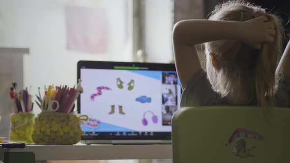 A child learns at home online alt