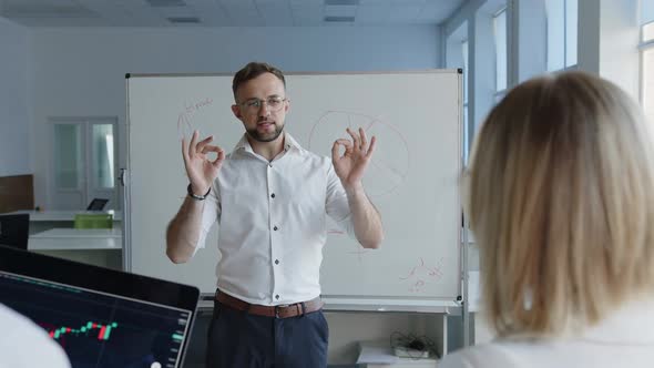 Man Explains to His Colleagues Some Moments of Work alt