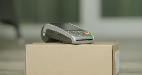 Delivered Parcel and Payment Machine alt