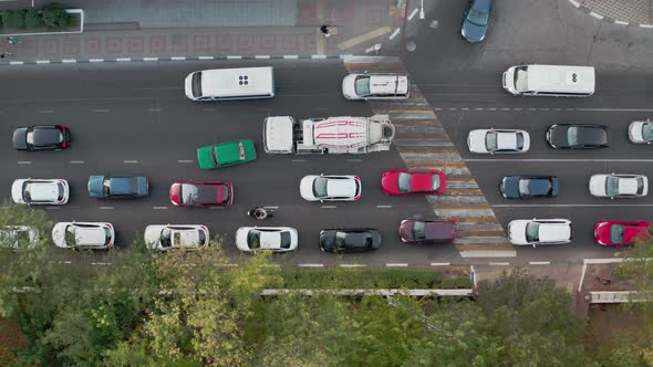 The large number of cars stand on the freeway and honk in a traffic jam alt