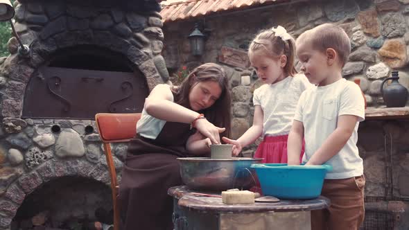 Young People Make Jug in Pottery alt