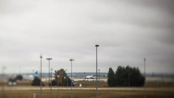 Timelapse of planes traffic at Charles de Gaulle Airport in Paris alt