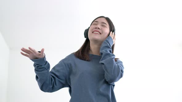 Woman listening music alt