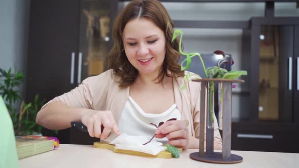 Woman Roots Indoor Plant Sprouts in Special Glass Flasks alt