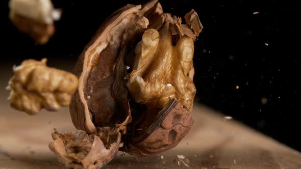 Hammer breaking Walnut, juglans regia, Slow Motion alt