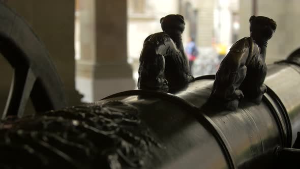 Sculptures on a cannon alt