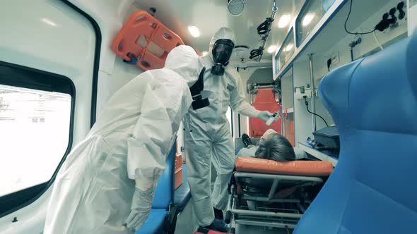 Emergency Paramedics Are Examining a Young Patient. Coronavirus, COVID-19 Concept. alt