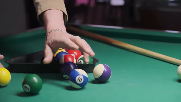 The player collects billiard balls with numbers on the billiard table