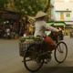 Mulher Vietnamita Vendendo Frutas Em Uma Bicicleta Em Hanói, Vietnã  Fotografia Editorial - Imagem de trilho, bicicleta: 162422022