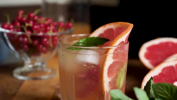 Grapefruit lemonade with ice alt