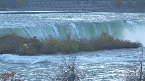 Water flowing down the Niagara Falls alt