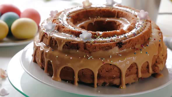 Delicious Caramel Easter Cake alt