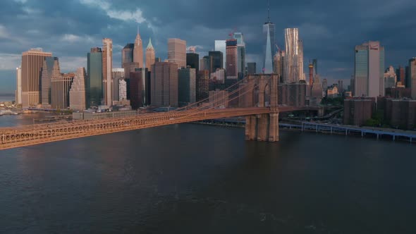 Skyline of Downtown New York Brooklin Bridge and Manhattan Island at the Early Morning Sun alt