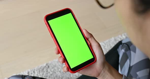 Woman Hold with Cellphone with Green Screen alt