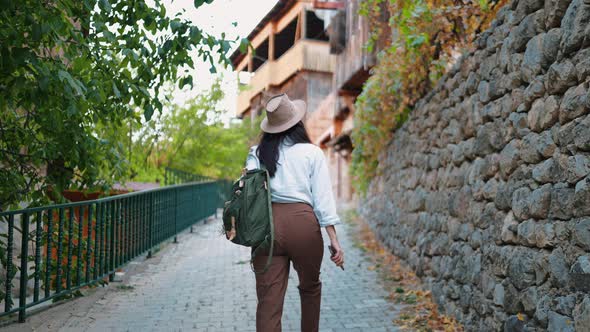Traveller Woman Exploring alt