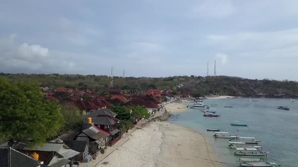 Beautiful tourist Mushroom beach on Nusa Lembongan island. Many boats, yachts and jet skis swing on alt