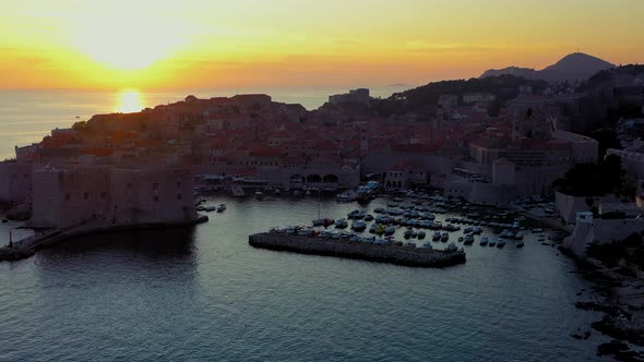  Dubrovnik Old Town, city walls and harbor at sunset  alt