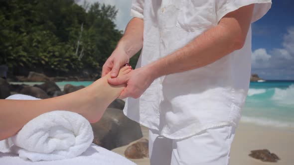 Foot Massage on the Beach alt