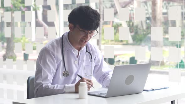 Doctors consult patients through live broadcasts during the epidemic to prevent infection. alt