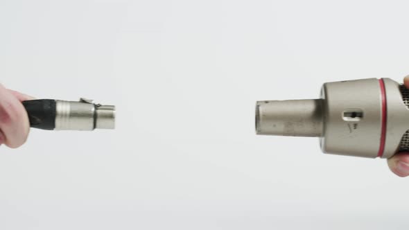 Assembling cable to a microphone alt