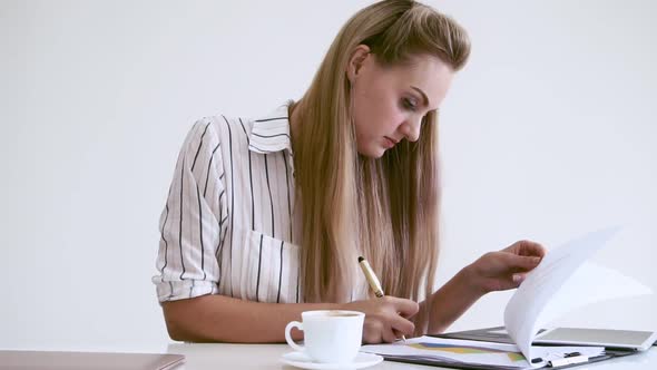 Blonde Business Woman Working at Modern Office alt