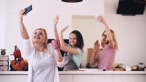 Home Entertainment Friends Leisure Woman Selfie alt