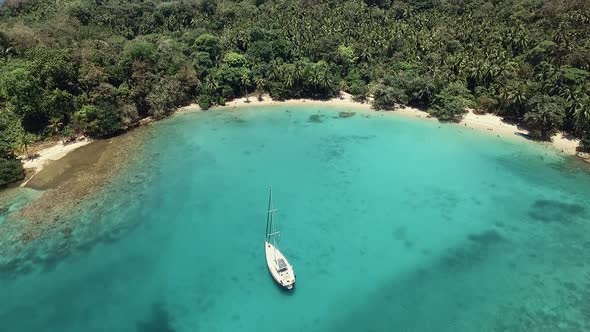 Drone footage of a sail boat at one of Panama's islands "Playa Blanca" located at Colon province. alt