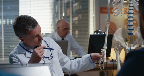 Doctor Explaining Diagnosis To His Colleagues alt