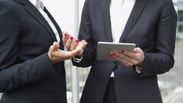 Cropped Shot of Businesswomen Using Tablet Pc alt