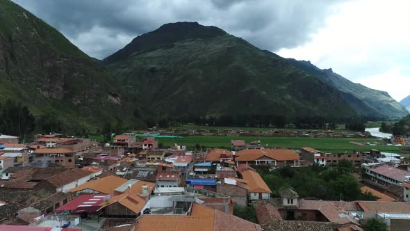 drone movement in the city of Pisac Peru on a beautiful cloudy day. alt