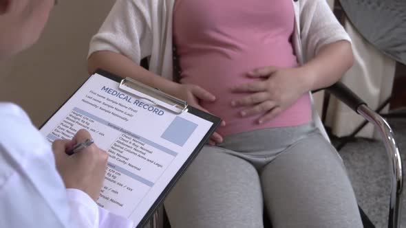 Pregnant Woman and Gynecologist Doctor at Hospital alt