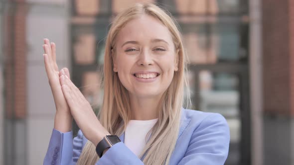 Applauding Young Businesswoman, Clapping alt