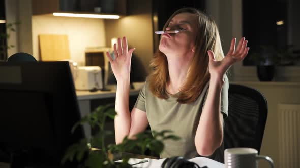 Woman Procrastinate While Working at Pc alt