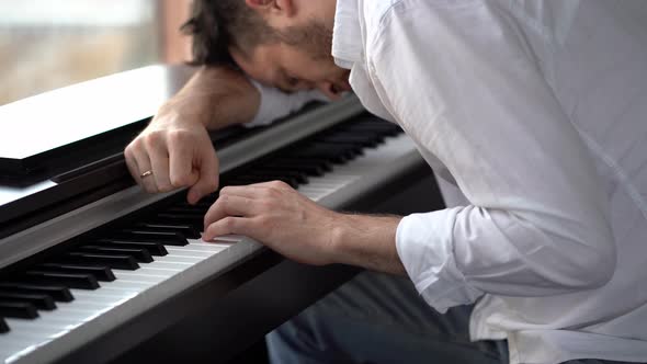 The pianist composer, whom the muse left in depression, plays the piano alt