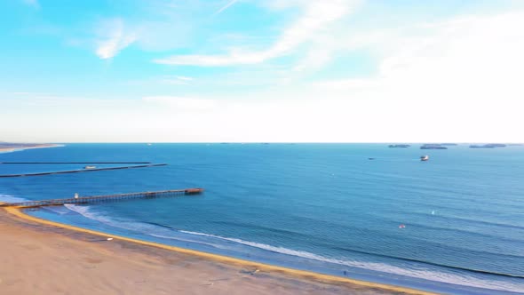 Seal Beach Pier panning right. alt